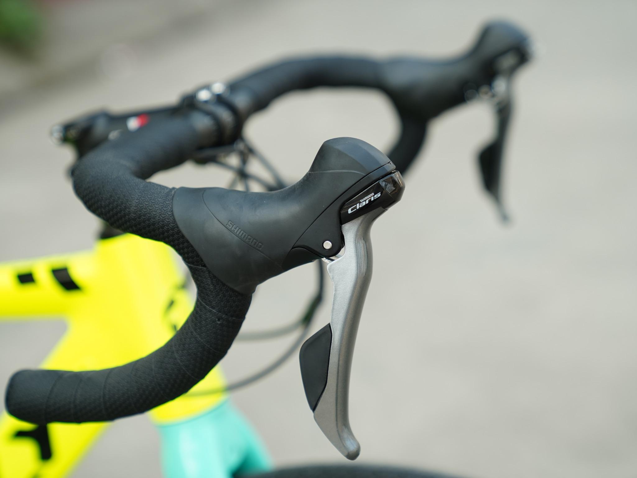 xe-dap-dua-dtfly-r2000-tay-de-shimano-claris.jpg