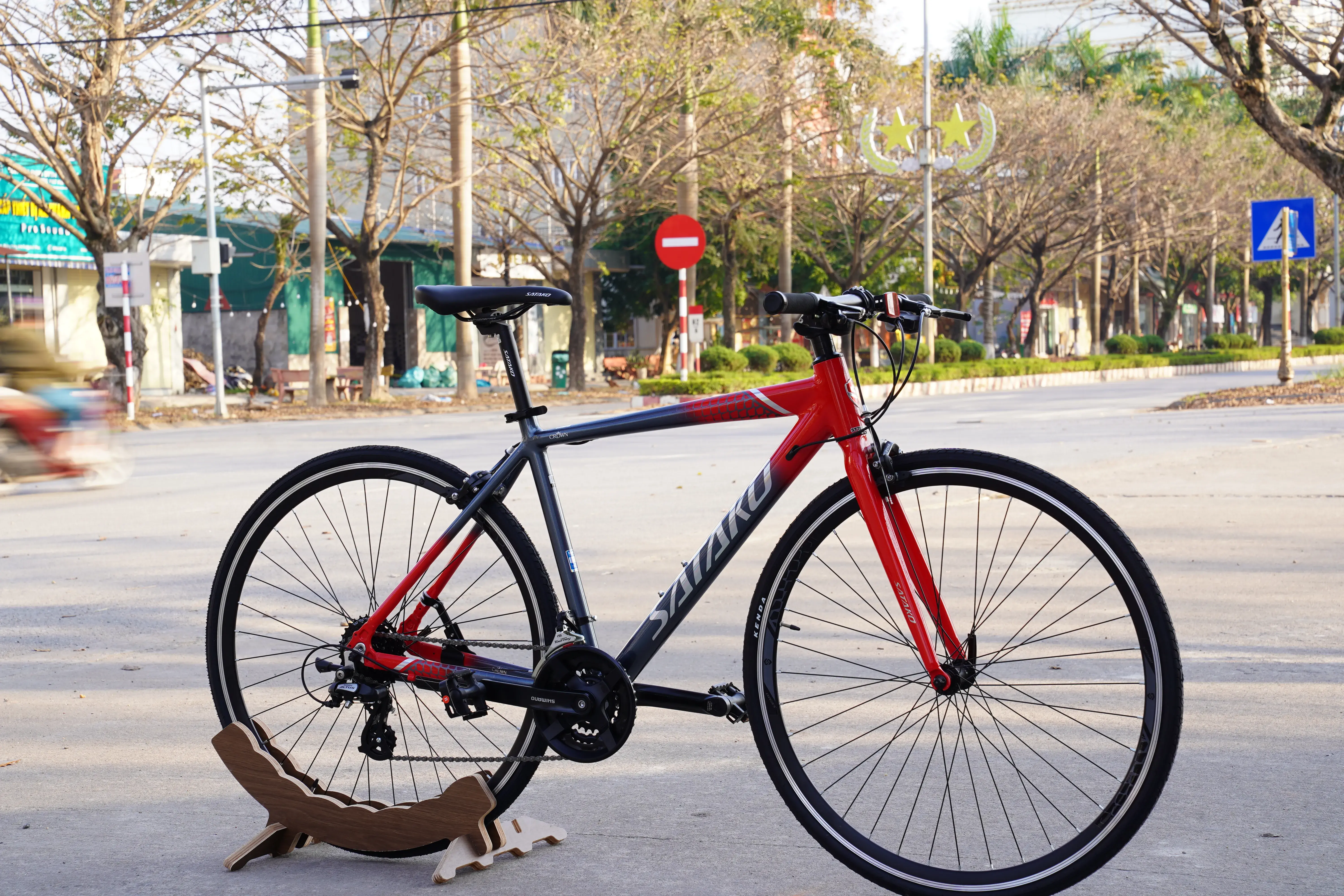 xe-dap-duong-pho-satako-crown.webp